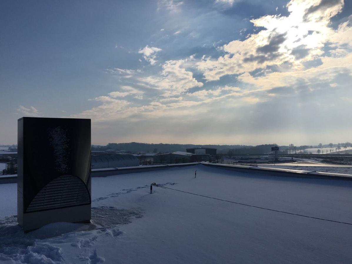 Luftwärmepumpe im Schnee