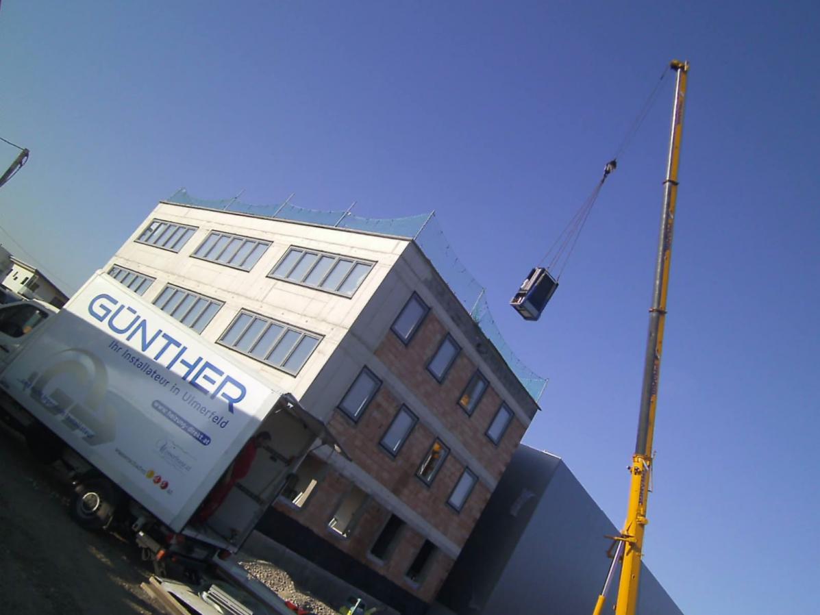Flachdachaufstellung einer Luft-Wasser Wärmepumpe zur Beheizung eines Bürogebäudes